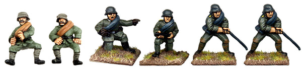 GWG016 - German Artillery Crew In Helmets