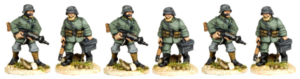 GWG012 - German Light Machine Gun Crew In Helmets