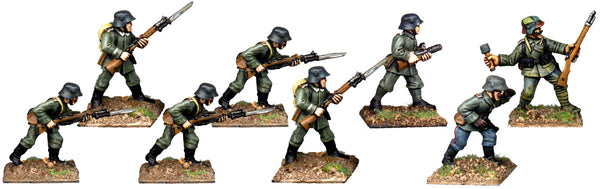 GWG010 - German Infantry In Helmets Attacking